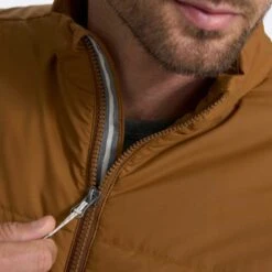 Vuori Men's Echo Insulated Jacket - Camel -Optimal Sportswear Store 0042 V535CAM 03522 1200x crop center jpg