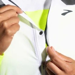 BROOKS Women's Run Visible Convertible Jacket - White/Asphalt/Nightlife 26 BROOKS Women's Run Visible Convertible Jacket - White/Asphalt/Nightlife -Optimal Sportswear Store 221560 134 D4 Run Visible Convertible Jacket