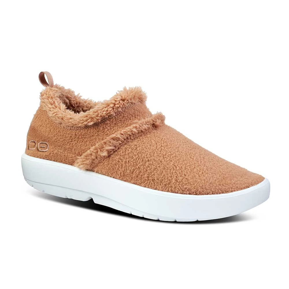 OOfos Women's OOcoozie Low Shoe Recovery Shoe - White/Chestnut 4 OOfos Women's OOcoozie Low Shoe Recovery Shoe - White/Chestnut - Image 2