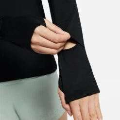 Women's Nike Element Crew - Black/Reflective Silver 23 Women's Nike Element Crew - Black/Reflective Silver -Optimal Sportswear Store CU3277 010 PHSYM003 2000