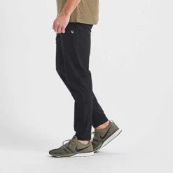 Vuori Men's Fleet Pant - Black -Optimal Sportswear Store V429BLK 2 2048x 8cace937 21ad 4f6e 91ab 9b0cb67c4e35