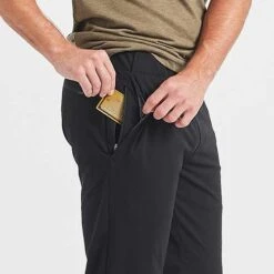 Vuori Men's Fleet Pant - Black -Optimal Sportswear Store V429BLK 5 2048x 1b9cca1d 2d8b 4f8a a988 49270acb091e