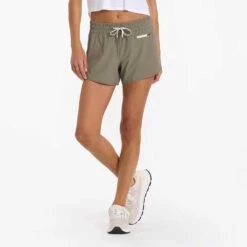 Vuori Women's Clementine 4" Short 2.0 - Light Oregano